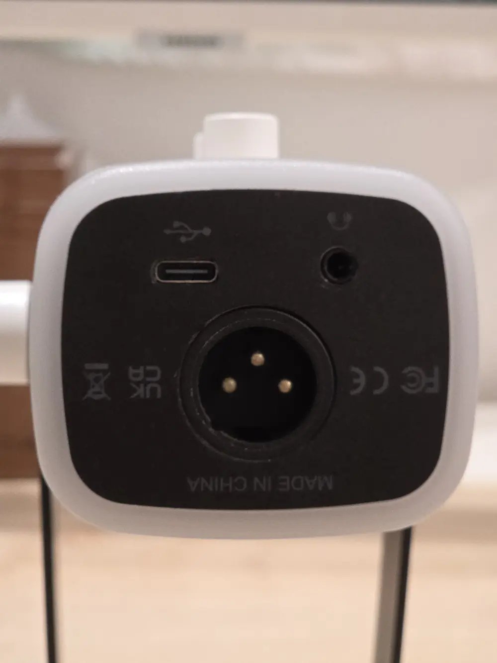 피파인 AM8 후면 USB-C 및 XLR 단자 구성